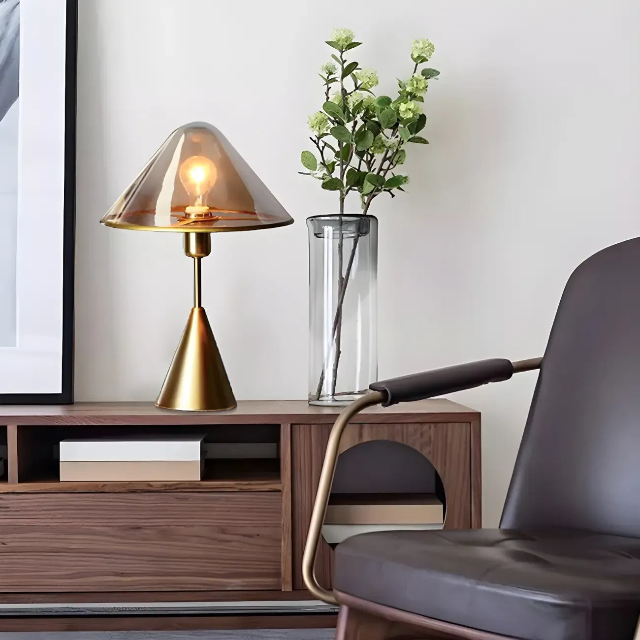 Lampe de bureau moderne dorée avec abat-jour conique en verre pour salon