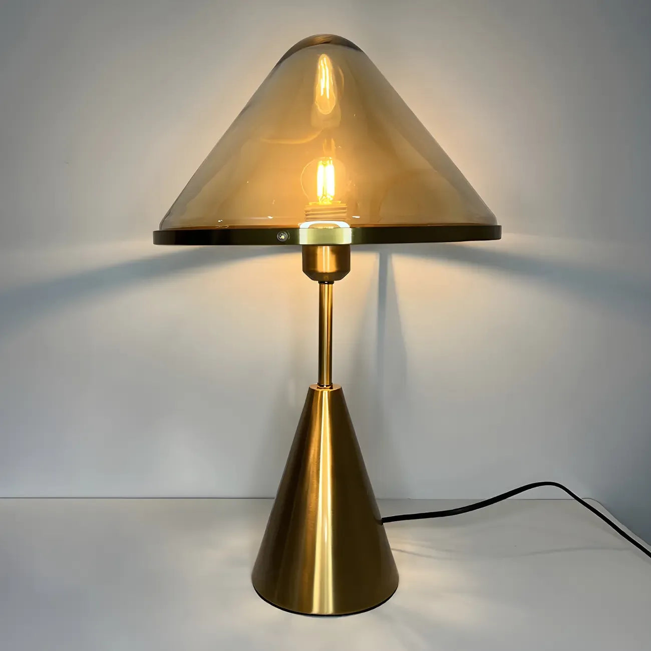 Lampe de bureau moderne dorée avec abat-jour conique en verre pour salon