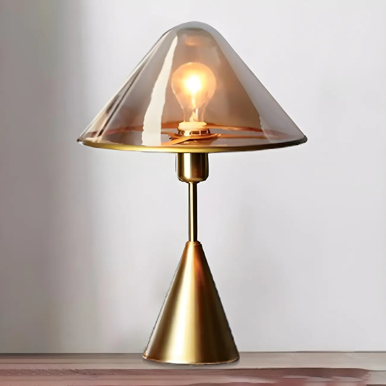 Lampe de bureau moderne dorée avec abat-jour conique en verre pour salon
