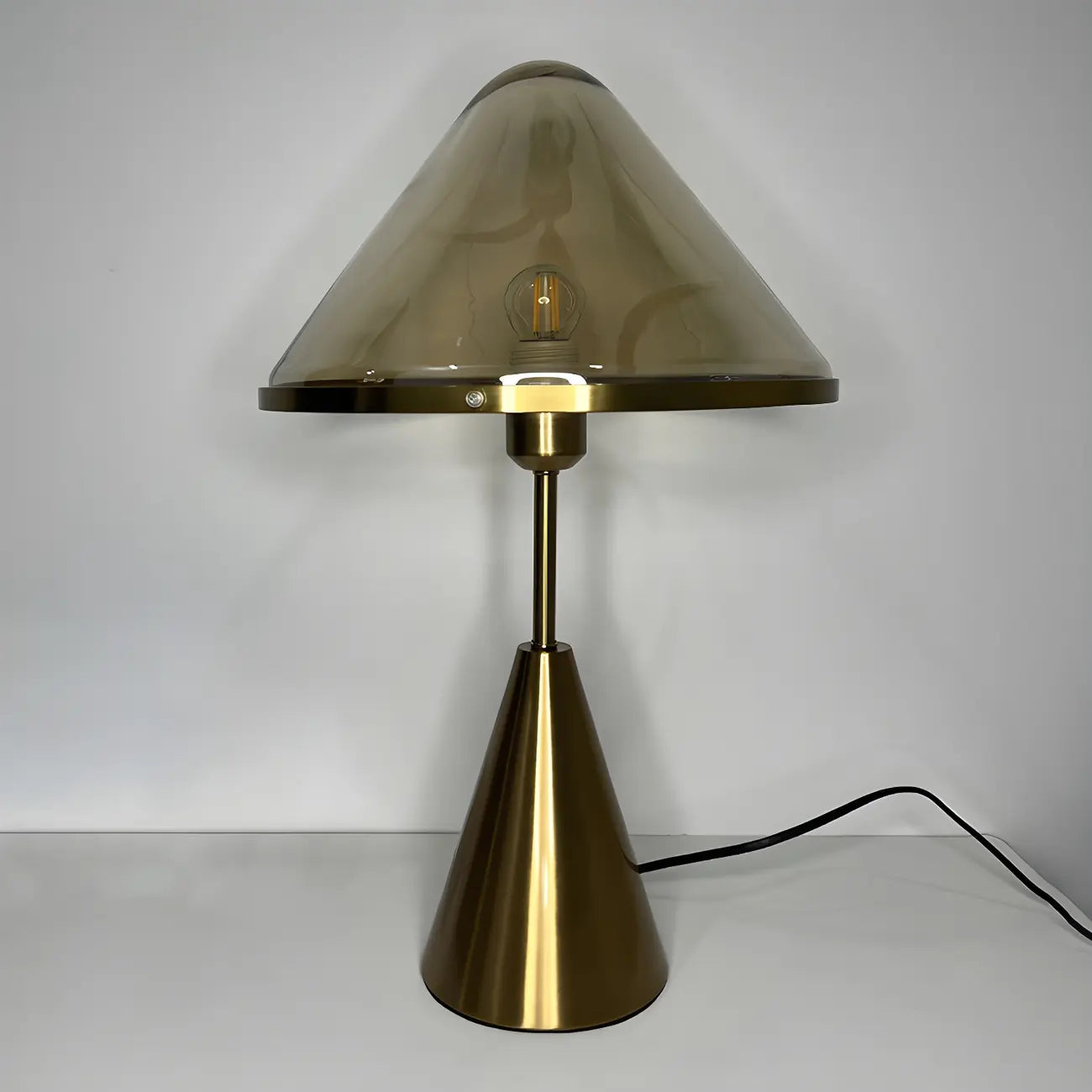 Lampe de bureau moderne dorée avec abat-jour conique en verre pour salon