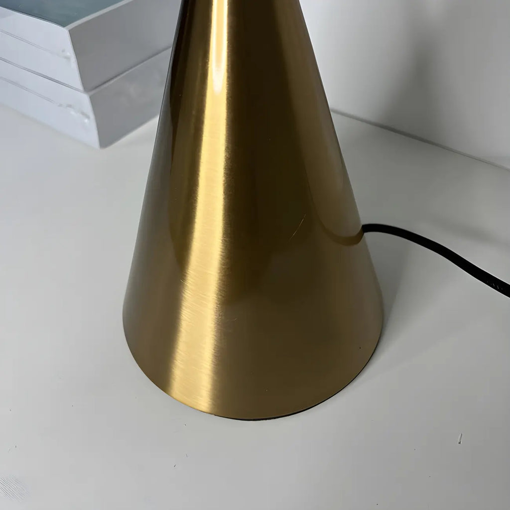 Lampe de bureau moderne dorée avec abat-jour conique en verre pour salon