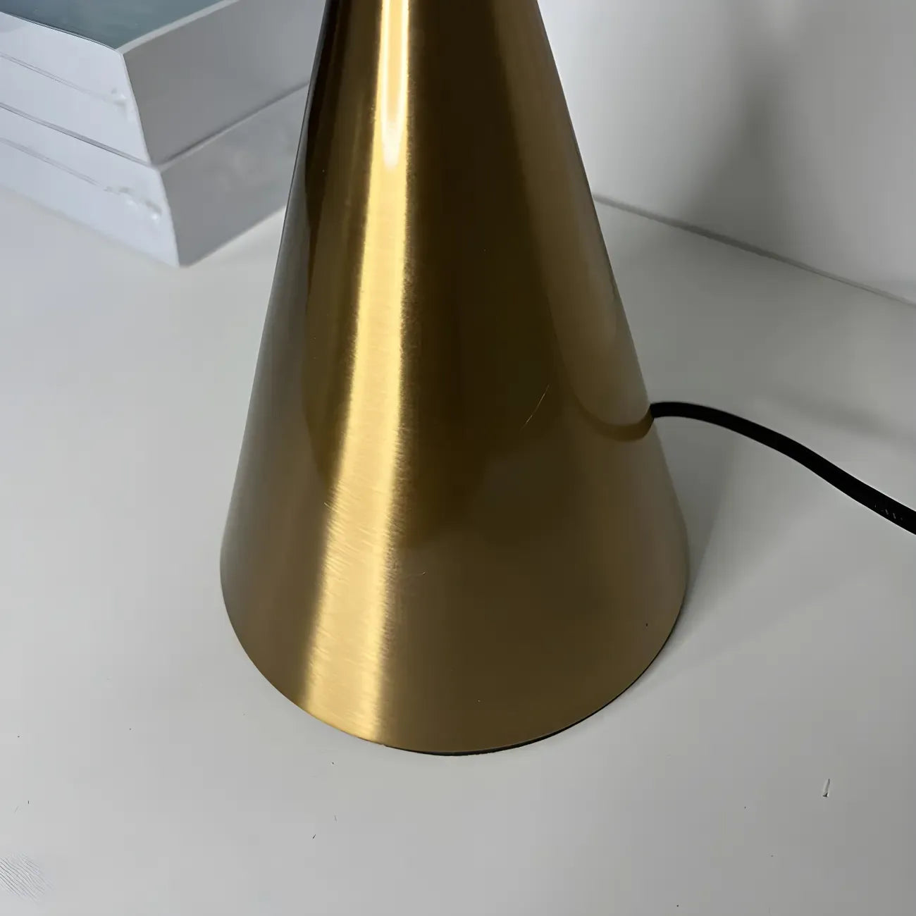Lampe de bureau moderne dorée avec abat-jour conique en verre pour salon