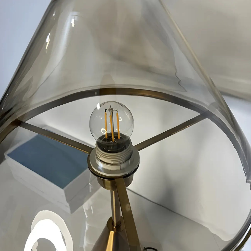 Lampe de bureau moderne dorée avec abat-jour conique en verre pour salon