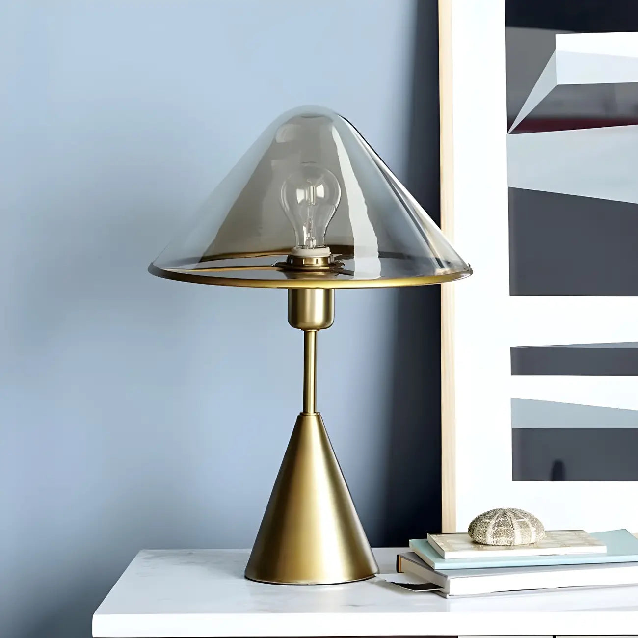 Lampe de bureau moderne dorée avec abat-jour conique en verre pour salon