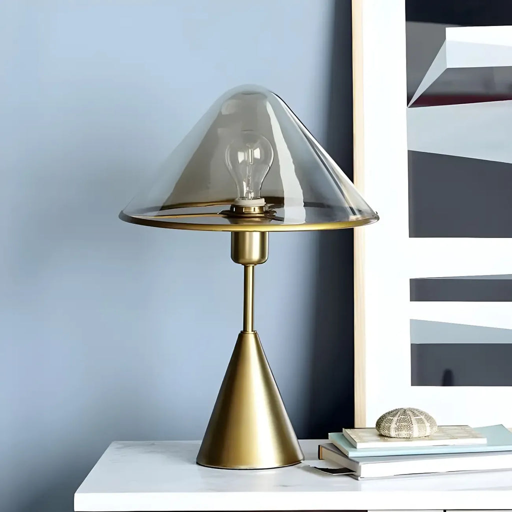 Lampe de bureau moderne dorée avec abat-jour conique en verre pour salon