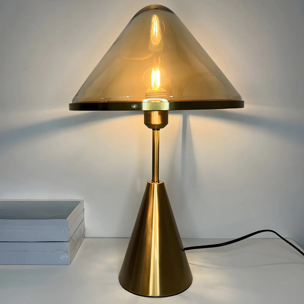 Lampe de bureau moderne dorée avec abat-jour conique en verre pour salon