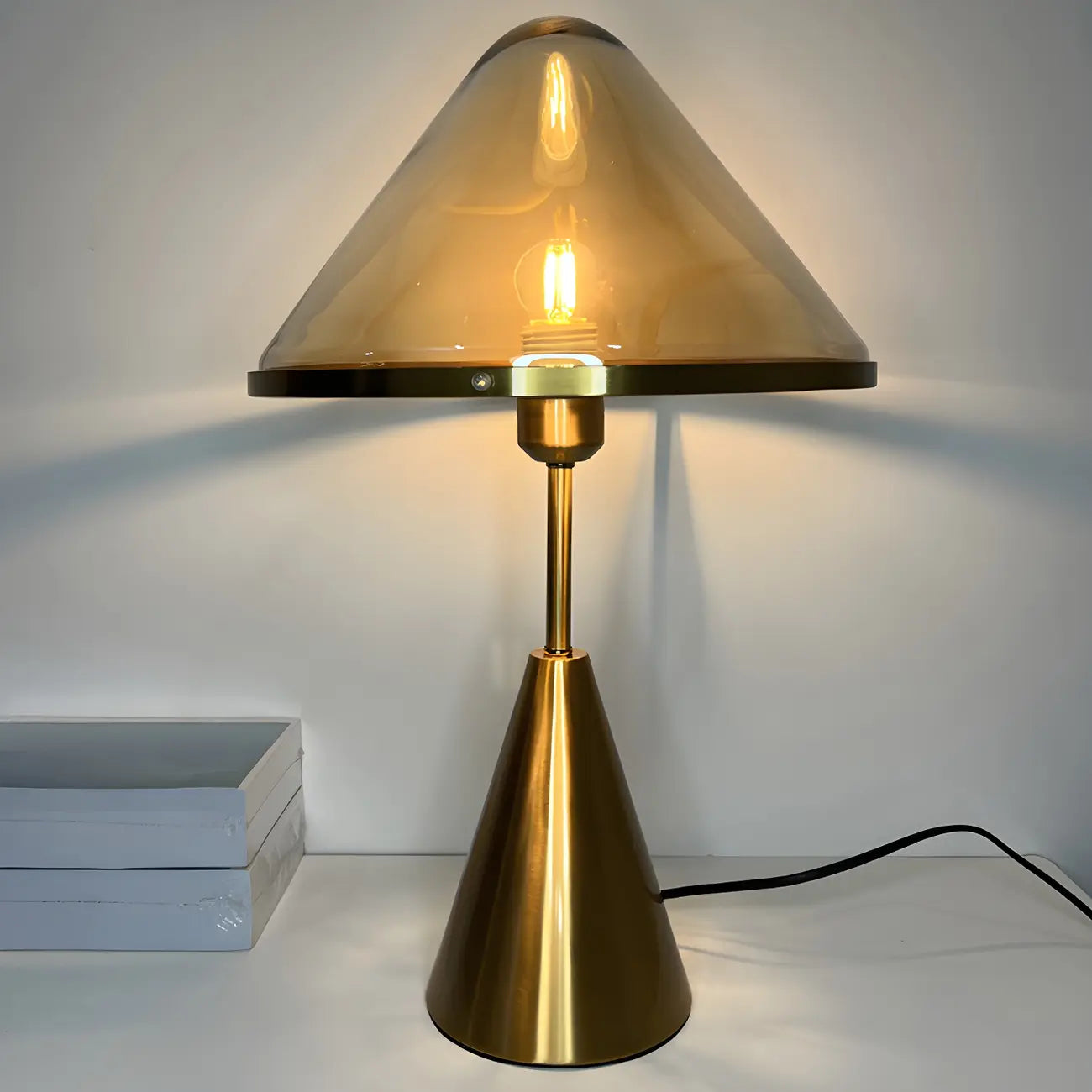 Lampe de bureau moderne dorée avec abat-jour conique en verre pour salon