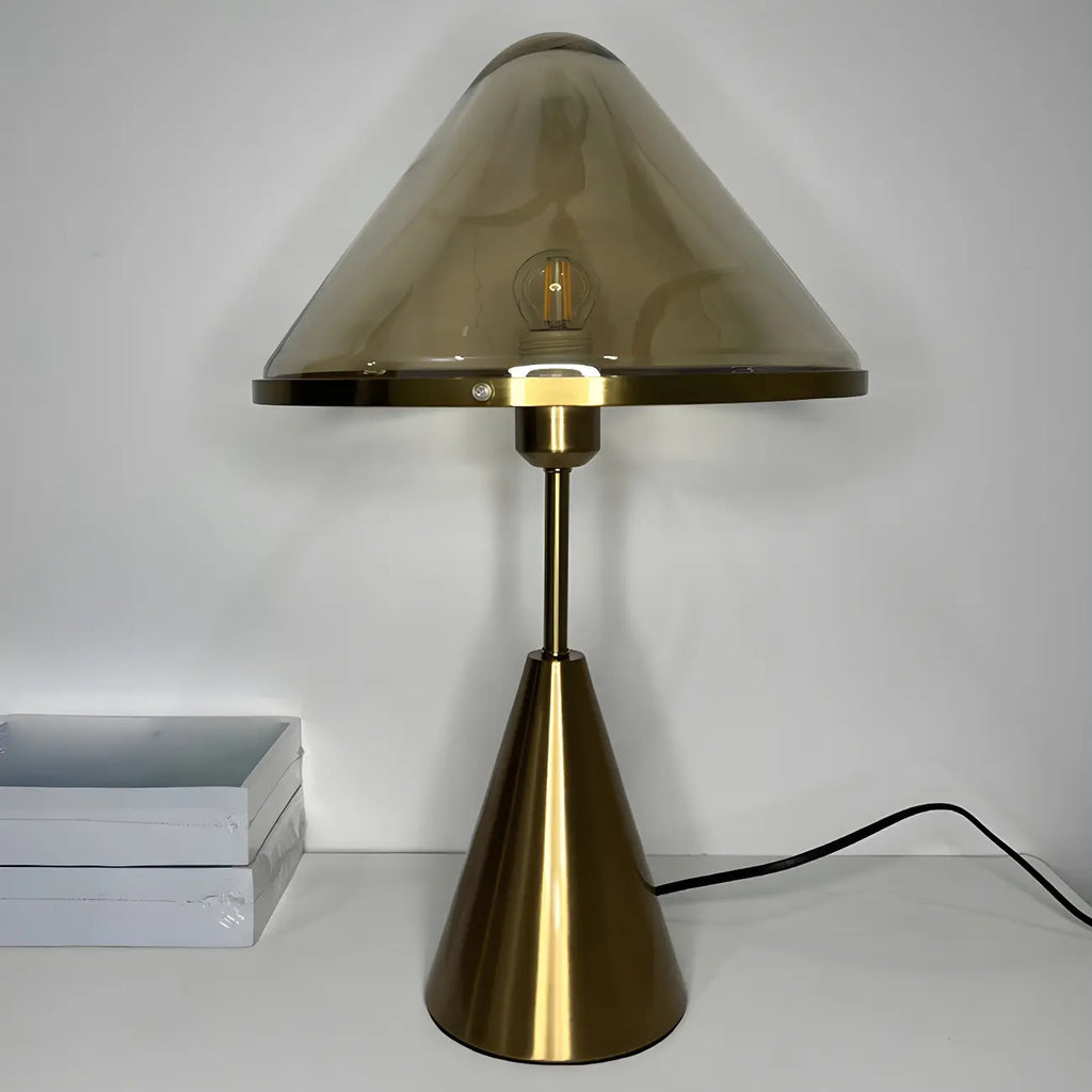 Lampe de bureau moderne dorée avec abat-jour conique en verre pour salon