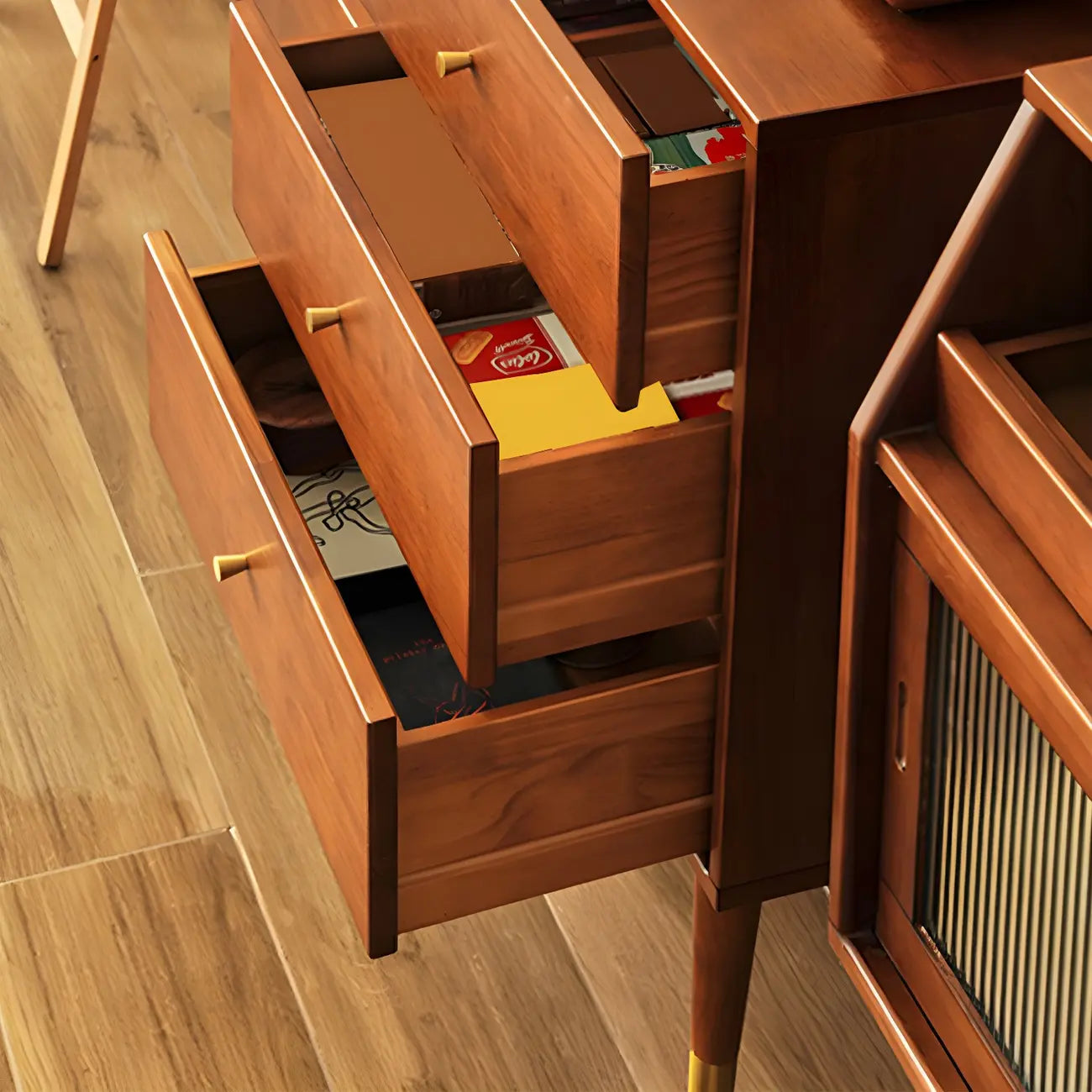 Commodes élégantes en bois avec détails et tiroirs dorés