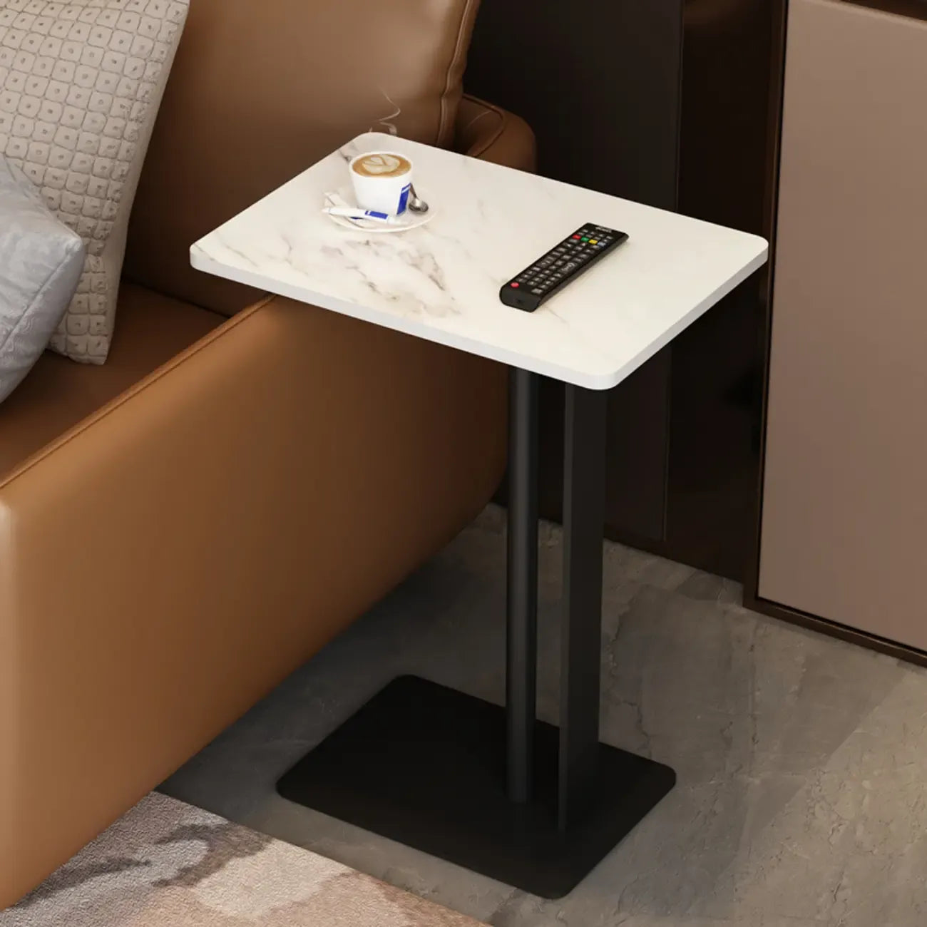Table d'appoint minimaliste en forme de C en pierre frittée blanche pour canapé
