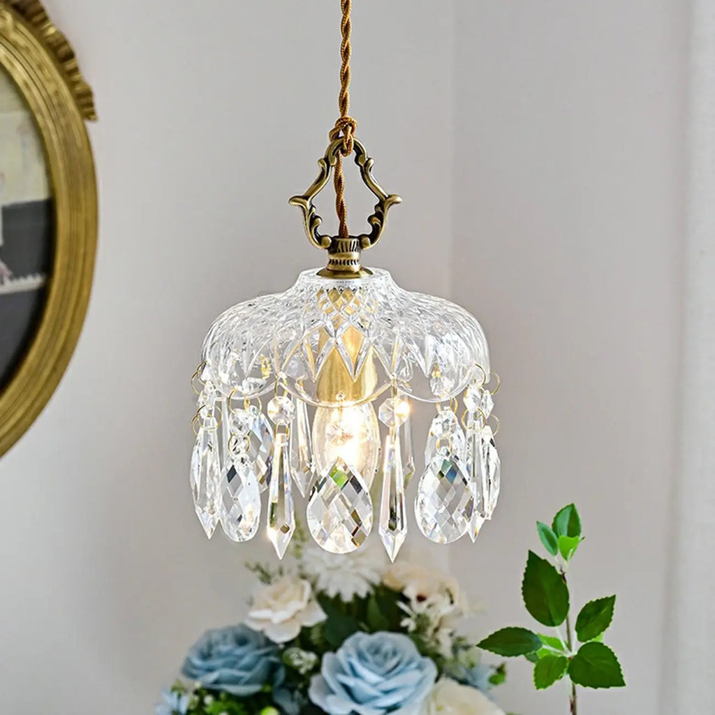 Lustre élégant en cristal clair avec des accents luxueux pour salon