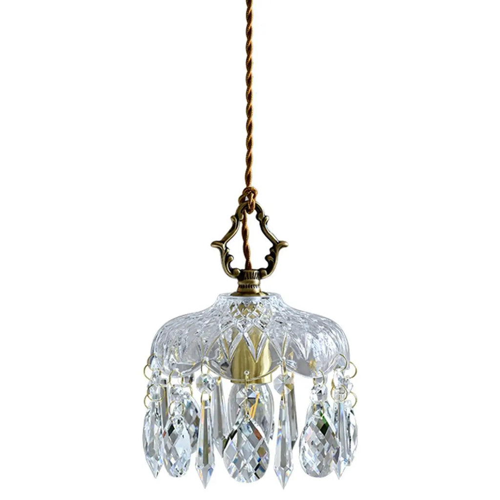Lustre élégant en cristal clair avec des accents luxueux pour salon