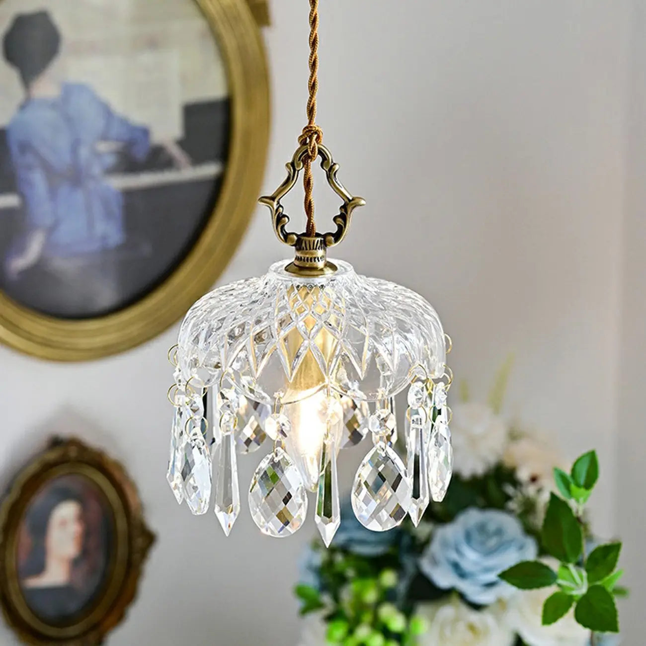 Lustre élégant en cristal clair avec des accents luxueux pour salon