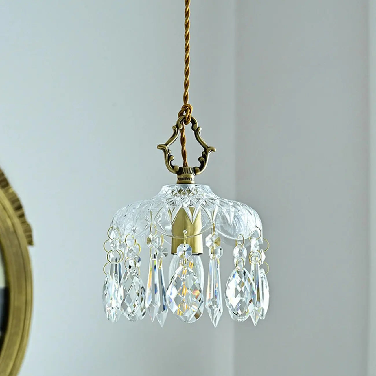 Lustre élégant en cristal clair avec des accents luxueux pour salon