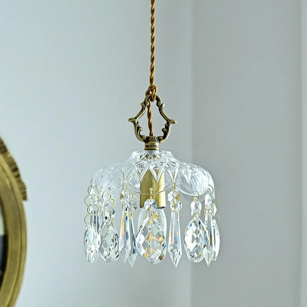 Lustre élégant en cristal clair avec des accents luxueux pour salon