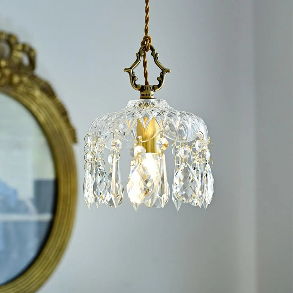 Lustre élégant en cristal clair avec des accents luxueux pour salon