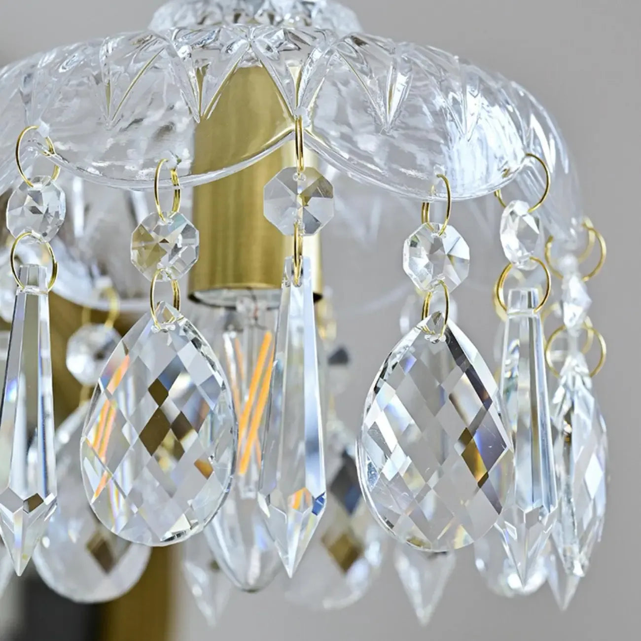 Lustre élégant en cristal clair avec des accents luxueux pour salon
