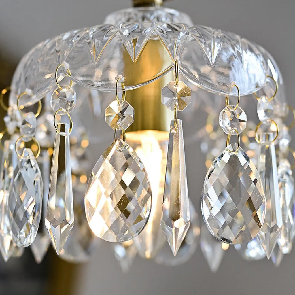 Lustre élégant en cristal clair avec des accents luxueux pour salon