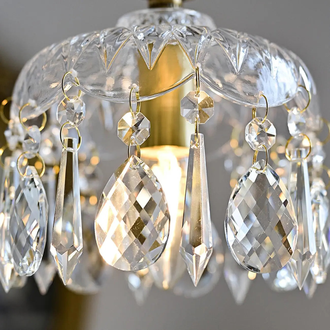 Lustre élégant en cristal clair avec des accents luxueux pour salon