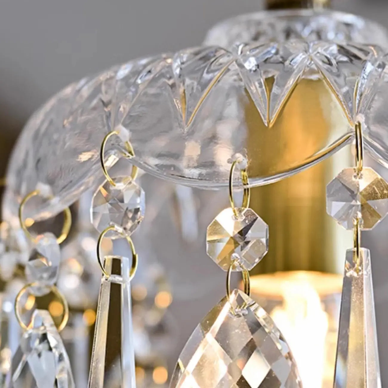 Lustre élégant en cristal clair avec des accents luxueux pour salon