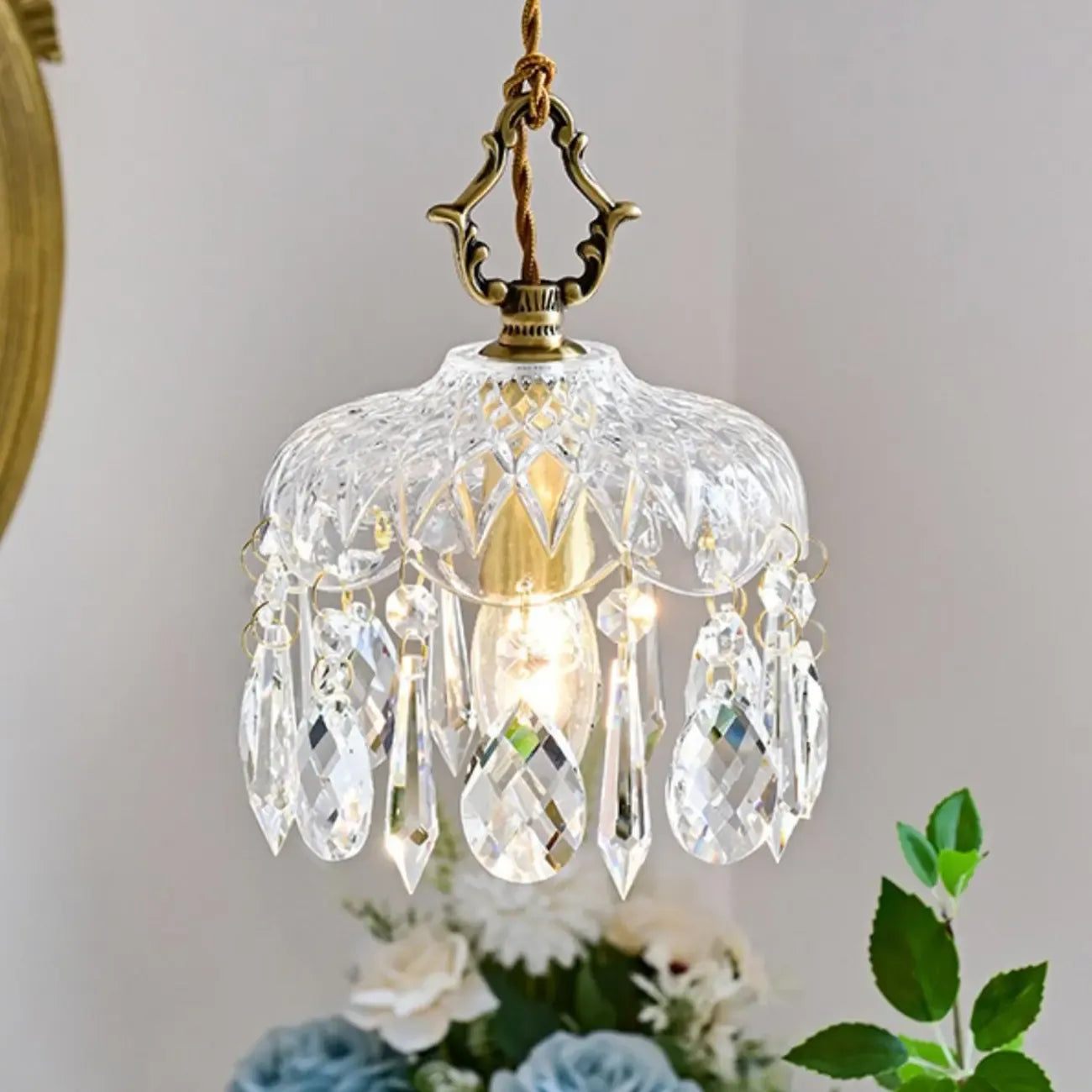 Lustre élégant en cristal clair avec des accents luxueux pour salon
