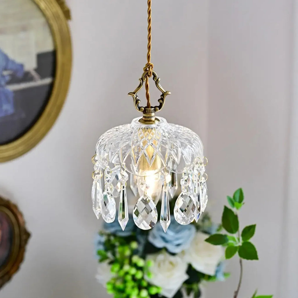Lustre élégant en cristal clair avec des accents luxueux pour salon