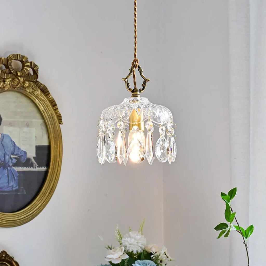 Lustre élégant en cristal clair avec des accents luxueux pour salon