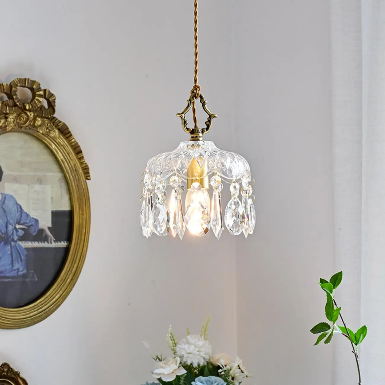 Lustre élégant en cristal clair avec des accents luxueux pour salon
