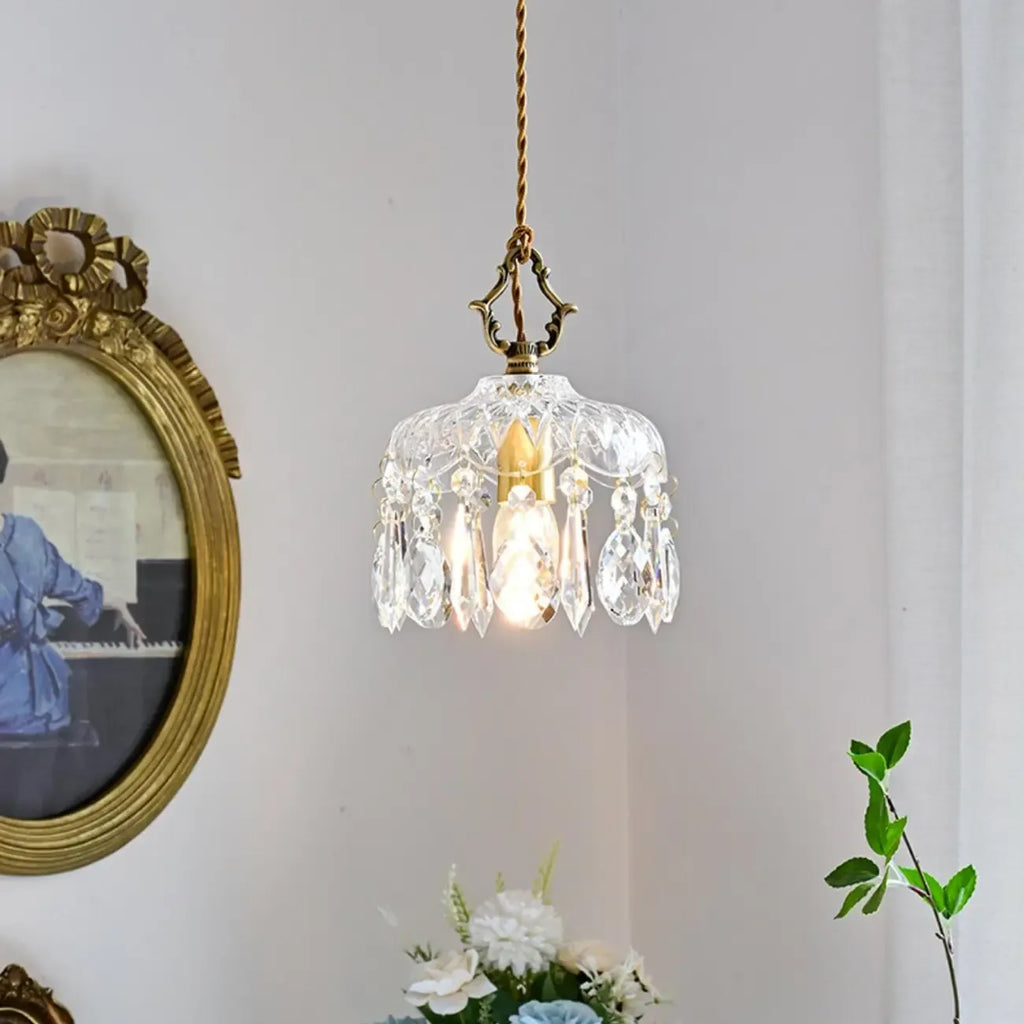 Lustre élégant en cristal clair avec des accents luxueux pour salon