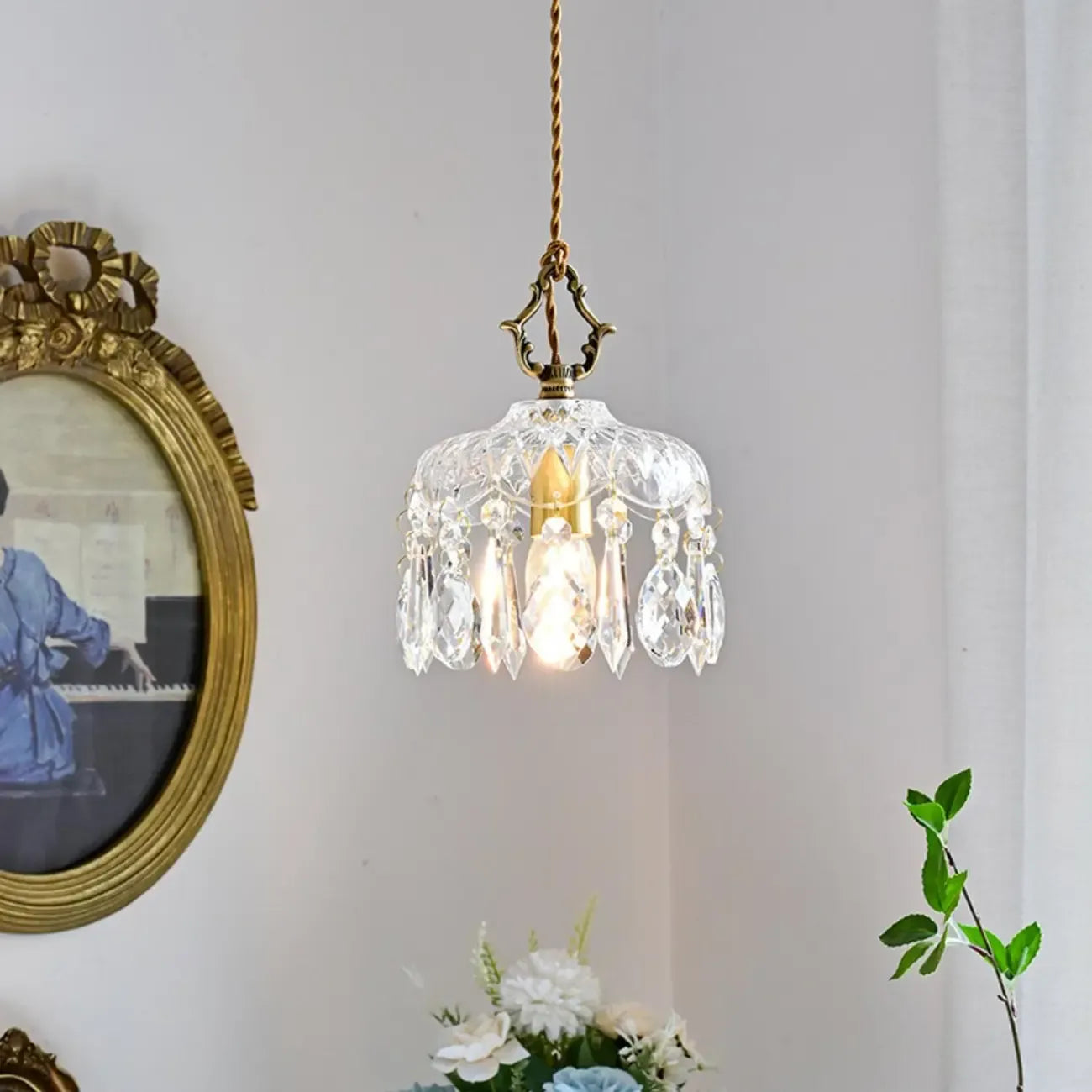 Lustre élégant en cristal clair avec des accents luxueux pour salon