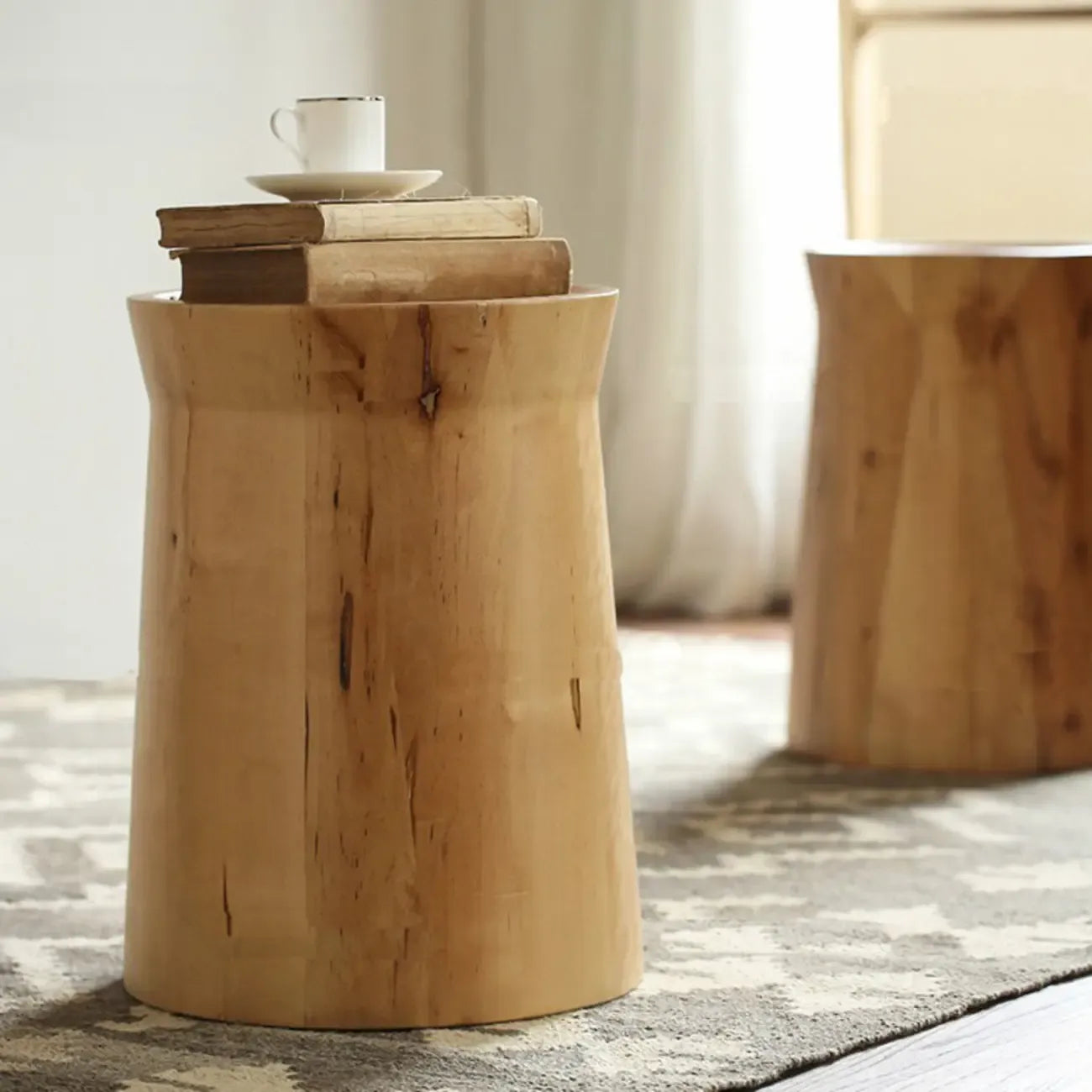 Petite table d'appoint ronde en bois naturel pour salon