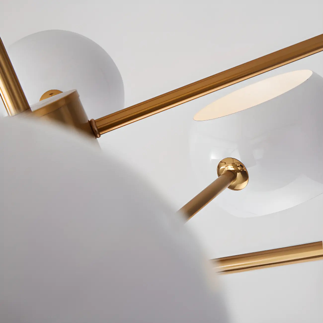 Lustre minimaliste moderne en métal avec abat-jour sphérique