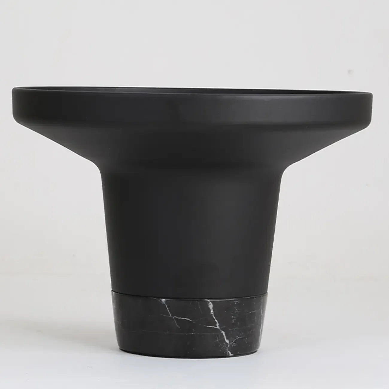 Table basse ronde moderne de petite taille, noire, avec base en marbre