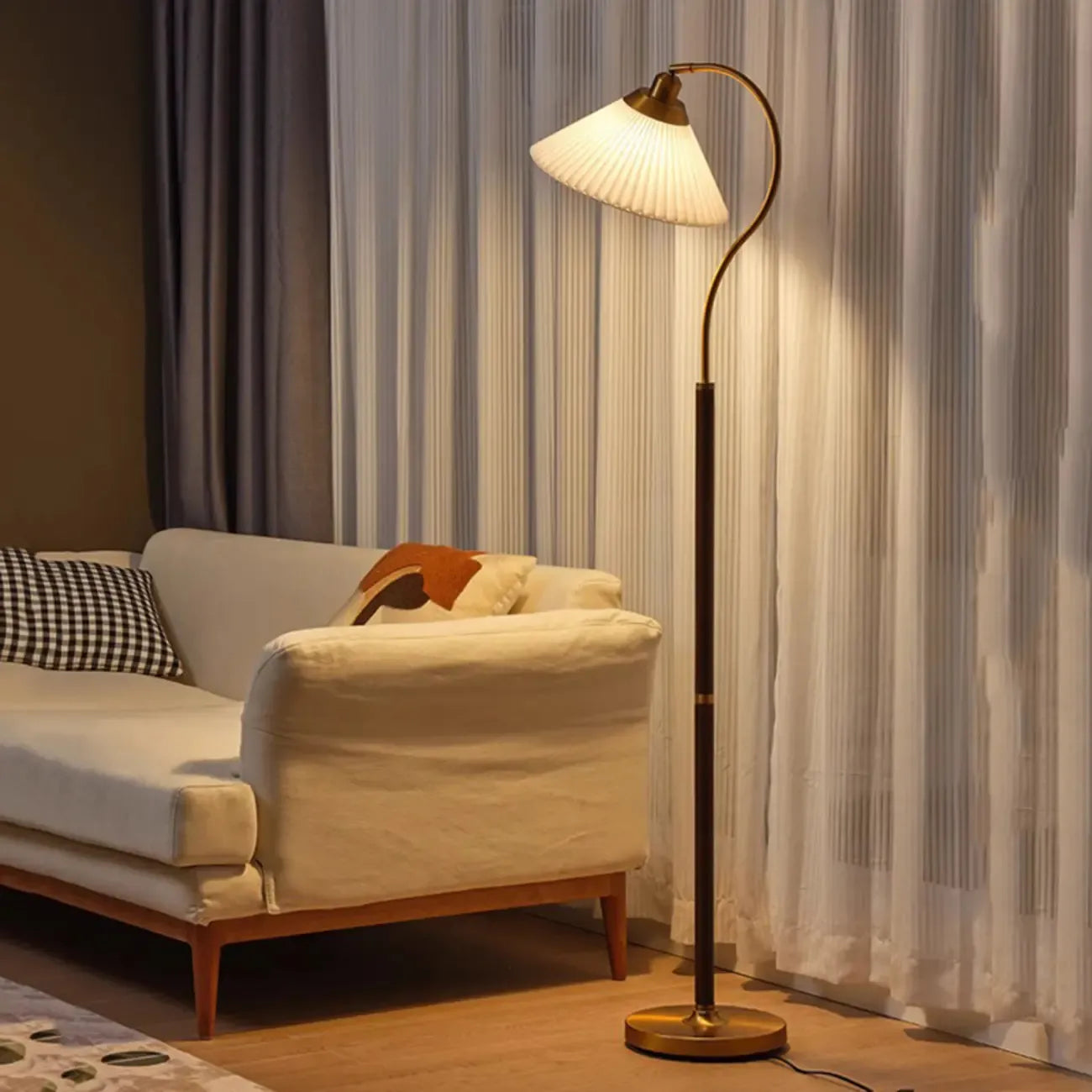 Lampadaire moderne avec abat-jour plissé pour salon