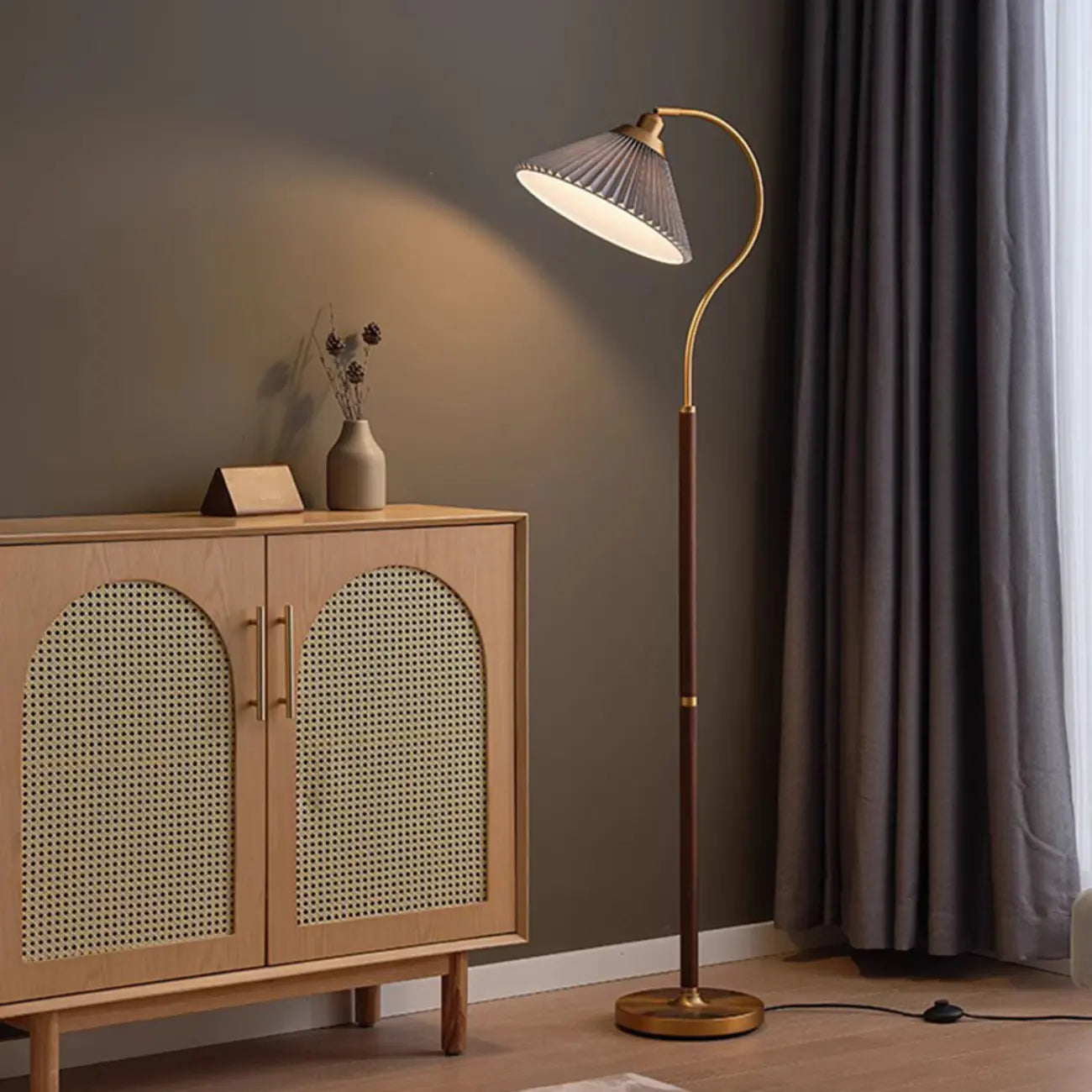 Lampadaire moderne avec abat-jour plissé pour salon