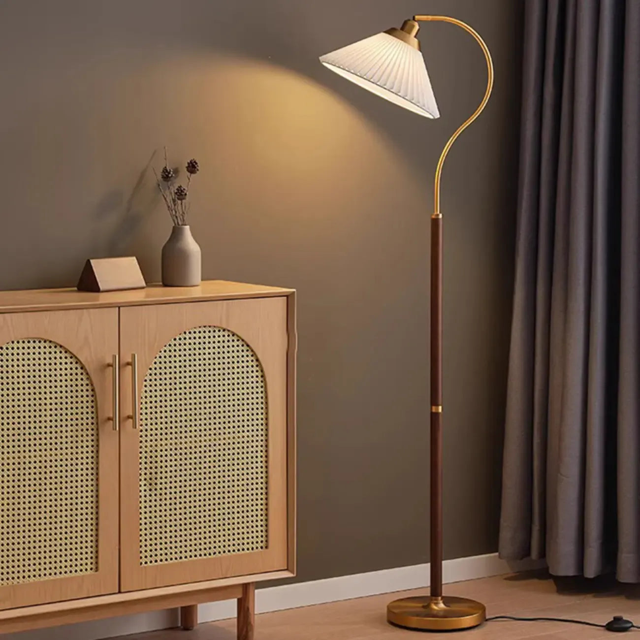 Lampadaire moderne avec abat-jour plissé pour salon