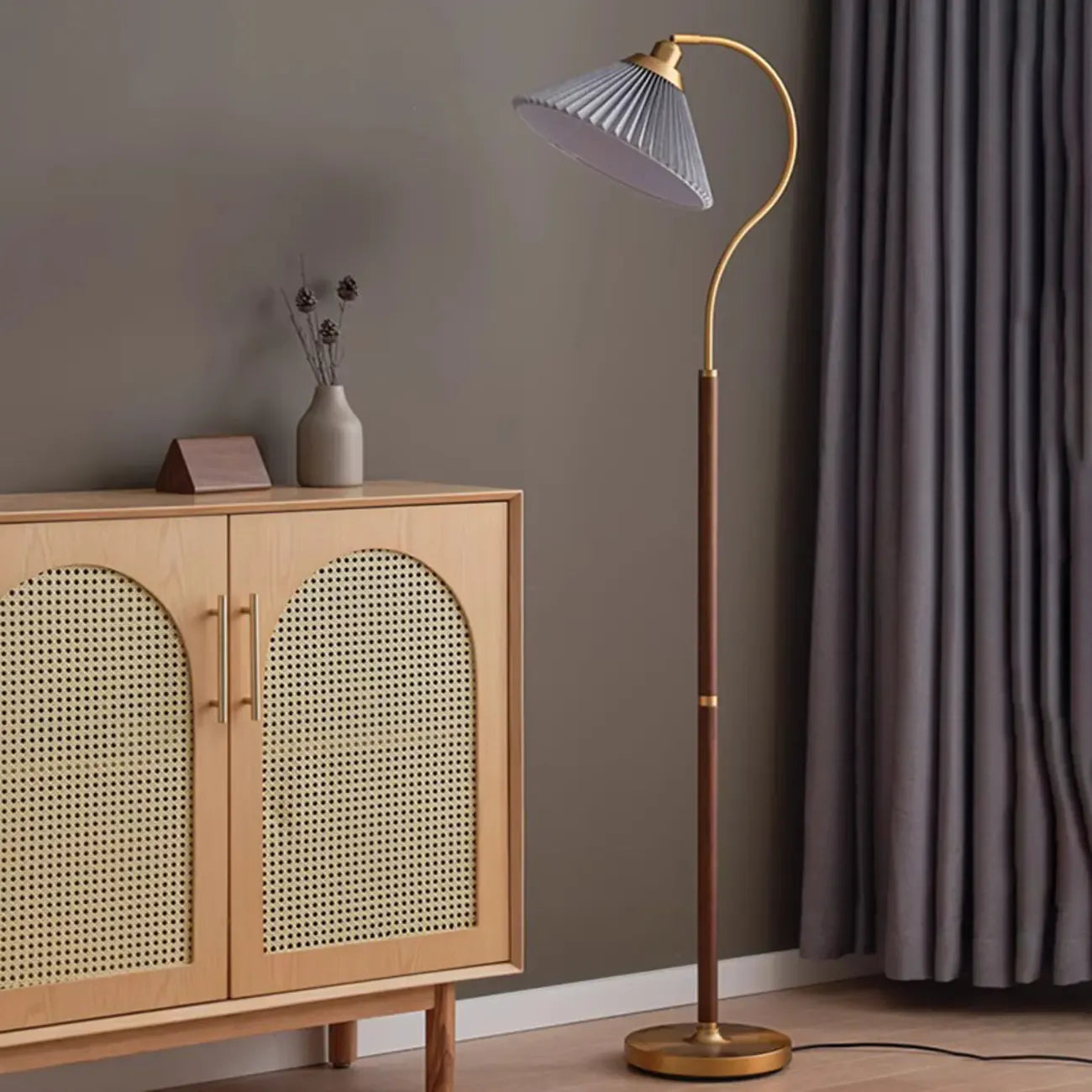 Lampadaire moderne avec abat-jour plissé pour salon