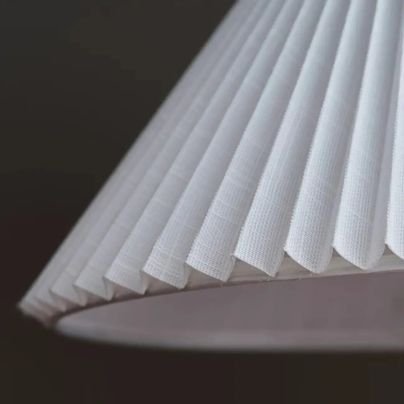 Lampadaire moderne avec abat-jour plissé pour salon