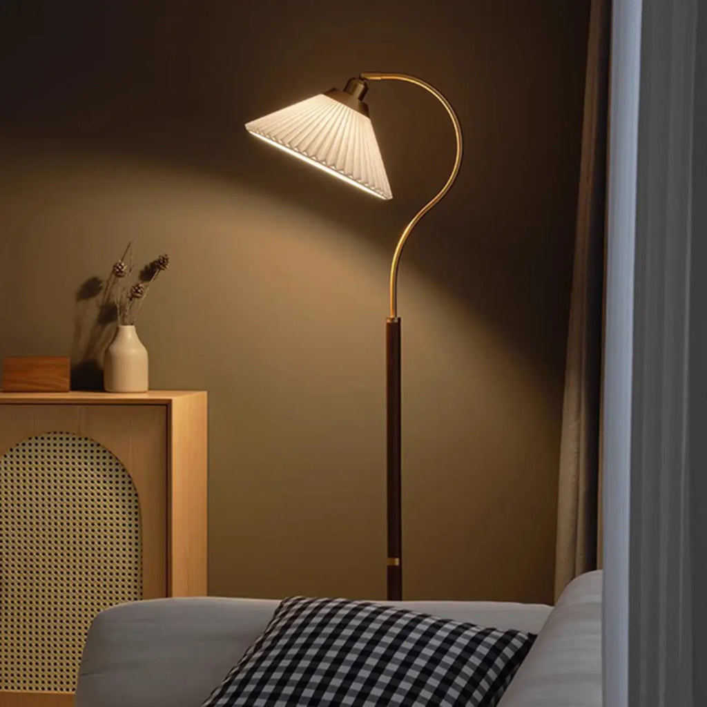 Lampadaire moderne avec abat-jour plissé pour salon