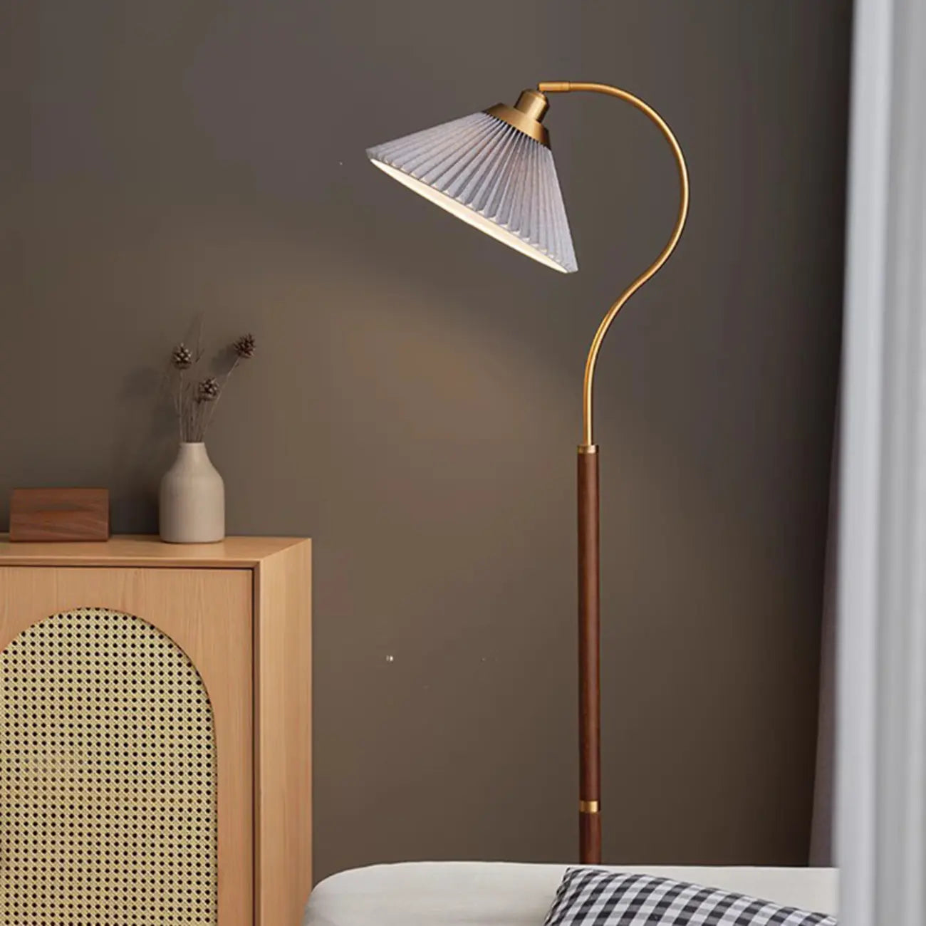 Lampadaire moderne avec abat-jour plissé pour salon