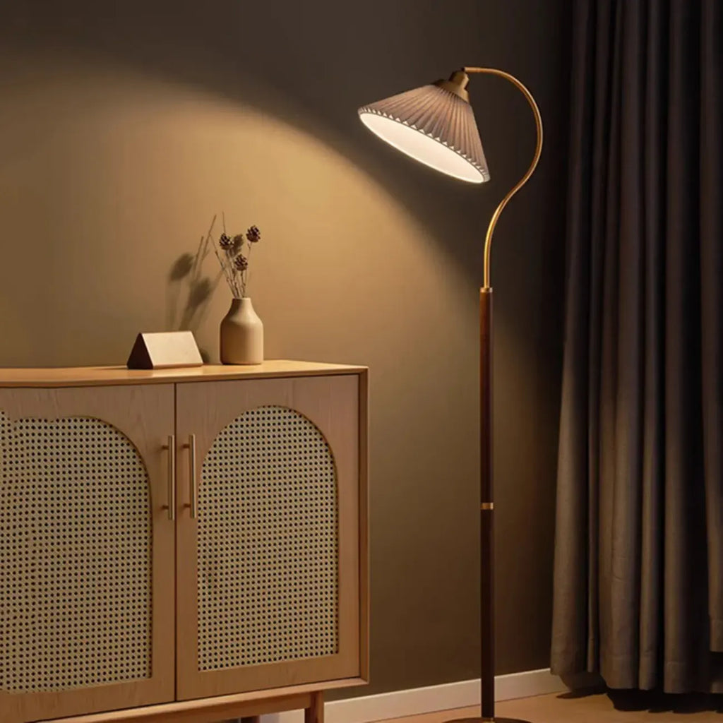 Lampadaire moderne avec abat-jour plissé pour salon