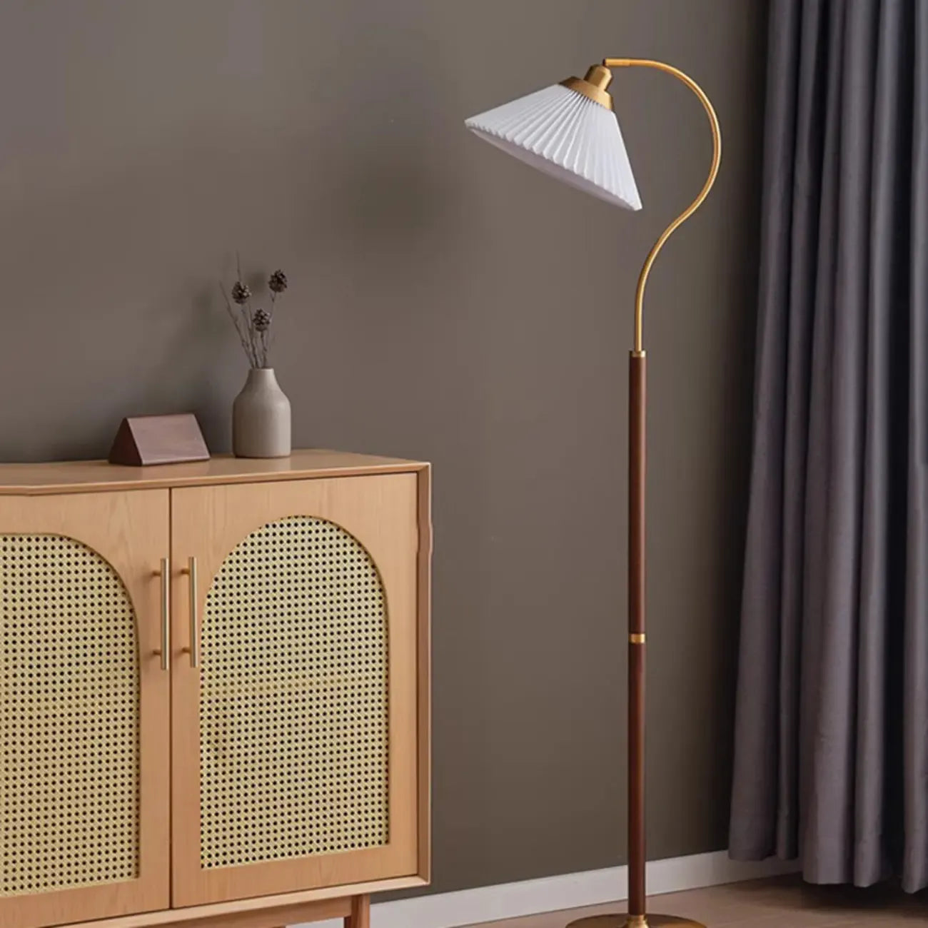 Lampadaire moderne avec abat-jour plissé pour salon