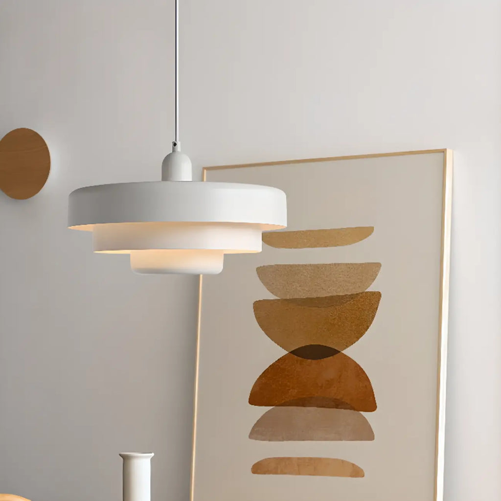 Suspension design en fer blanc à étages pour salon