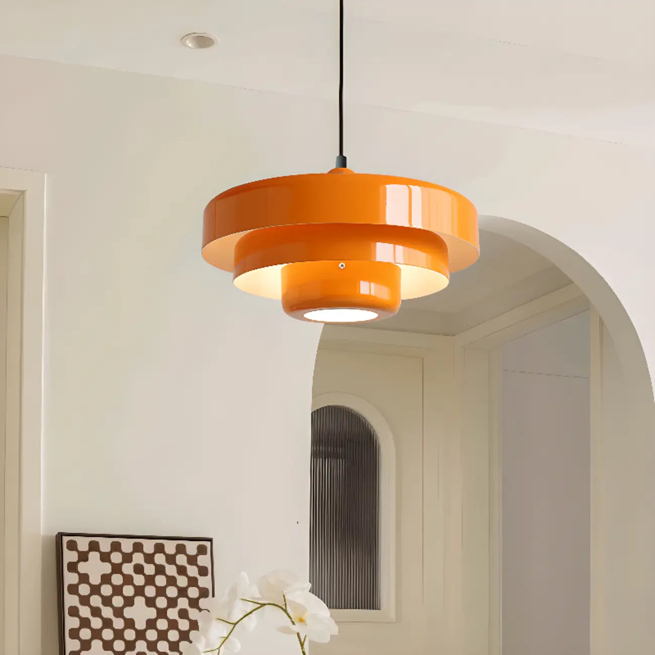 Suspension design en fer blanc à étages pour salon