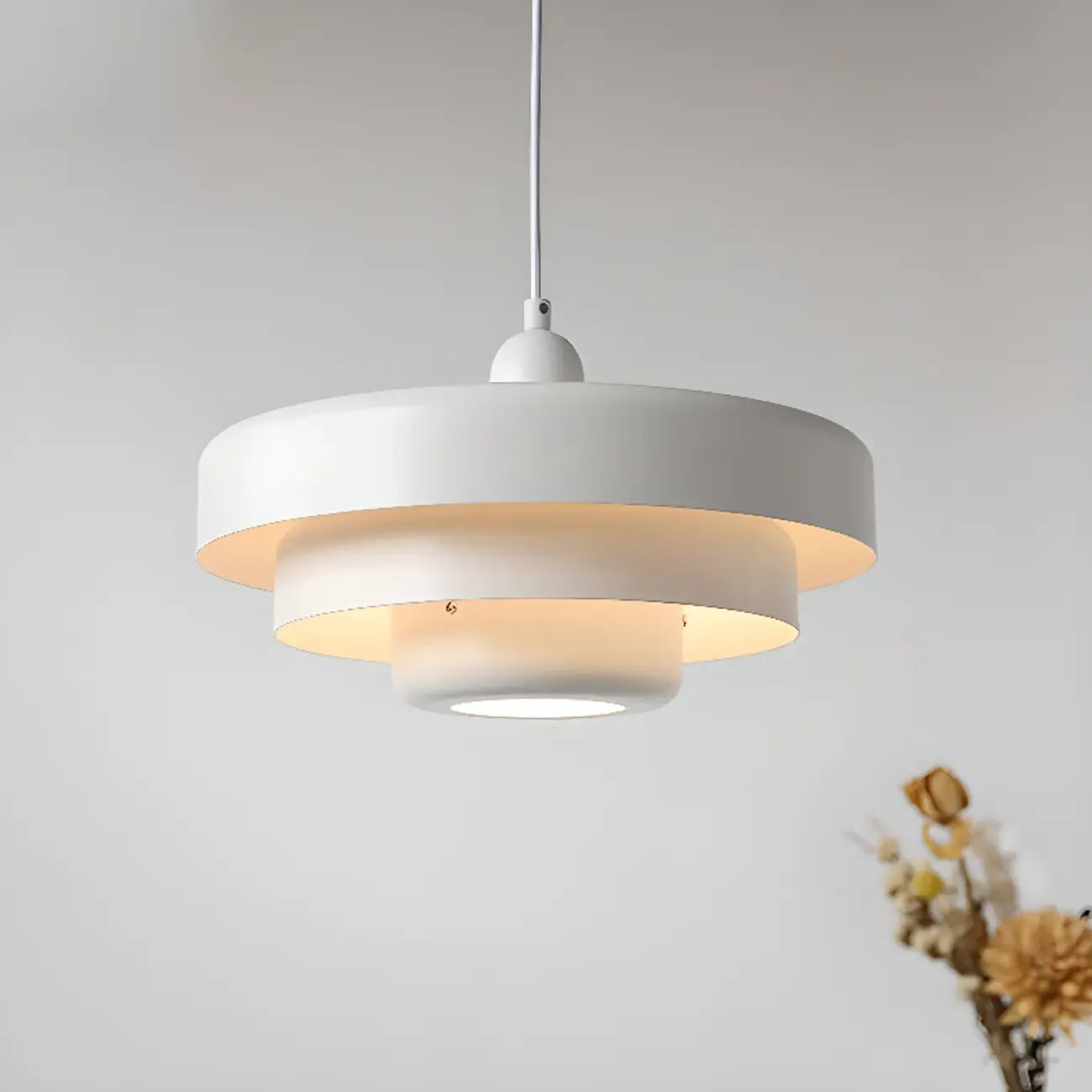 Suspension design en fer blanc à étages pour salon