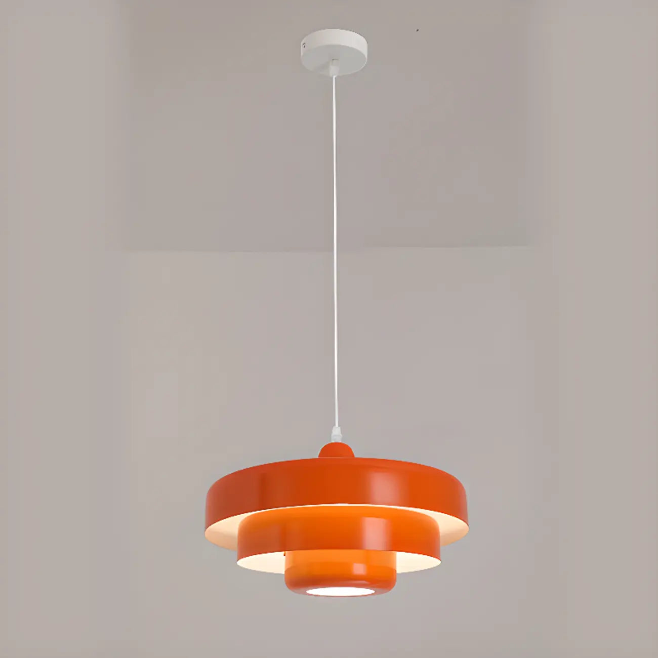 Suspension design en fer blanc à étages pour salon