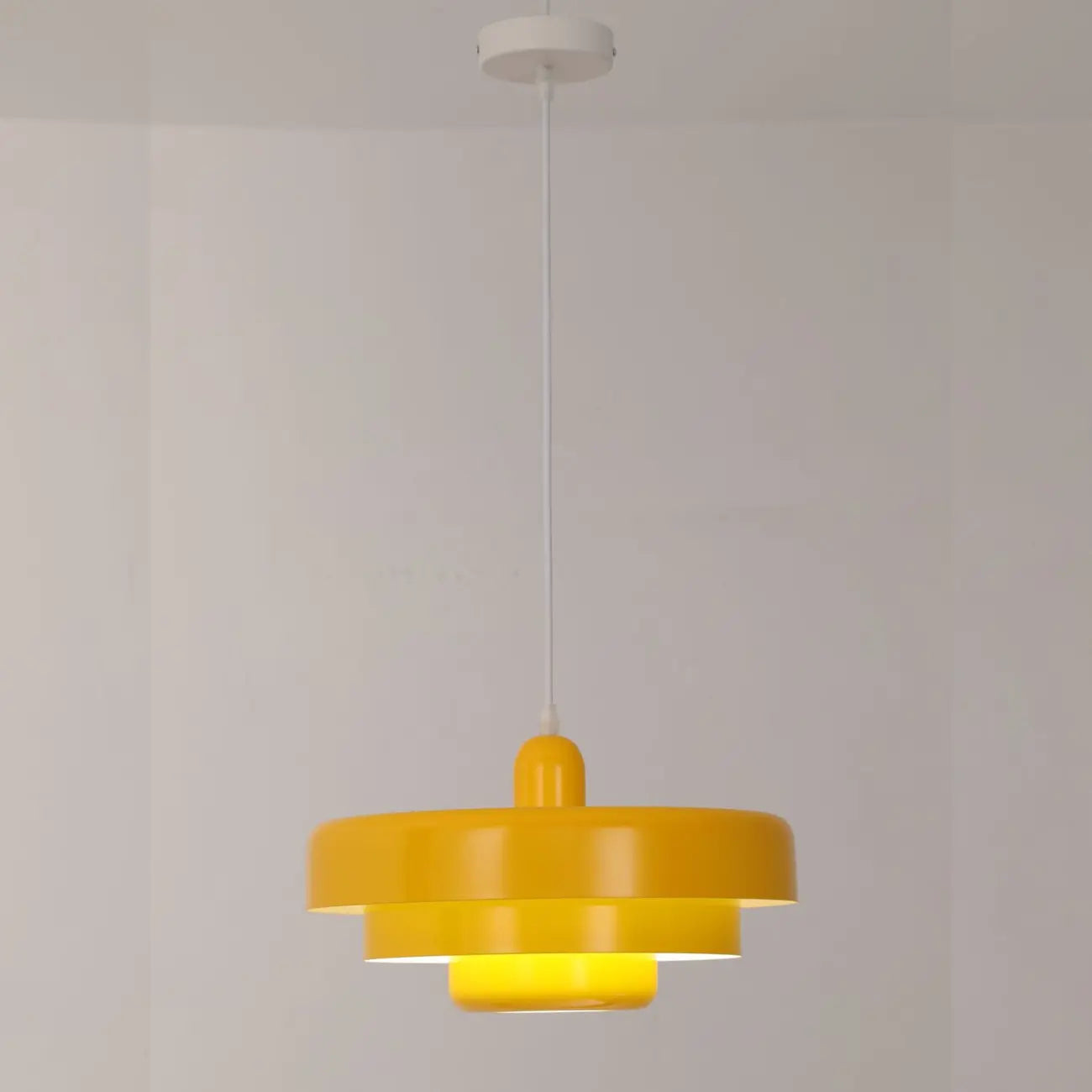 Suspension design en fer blanc à étages pour salon