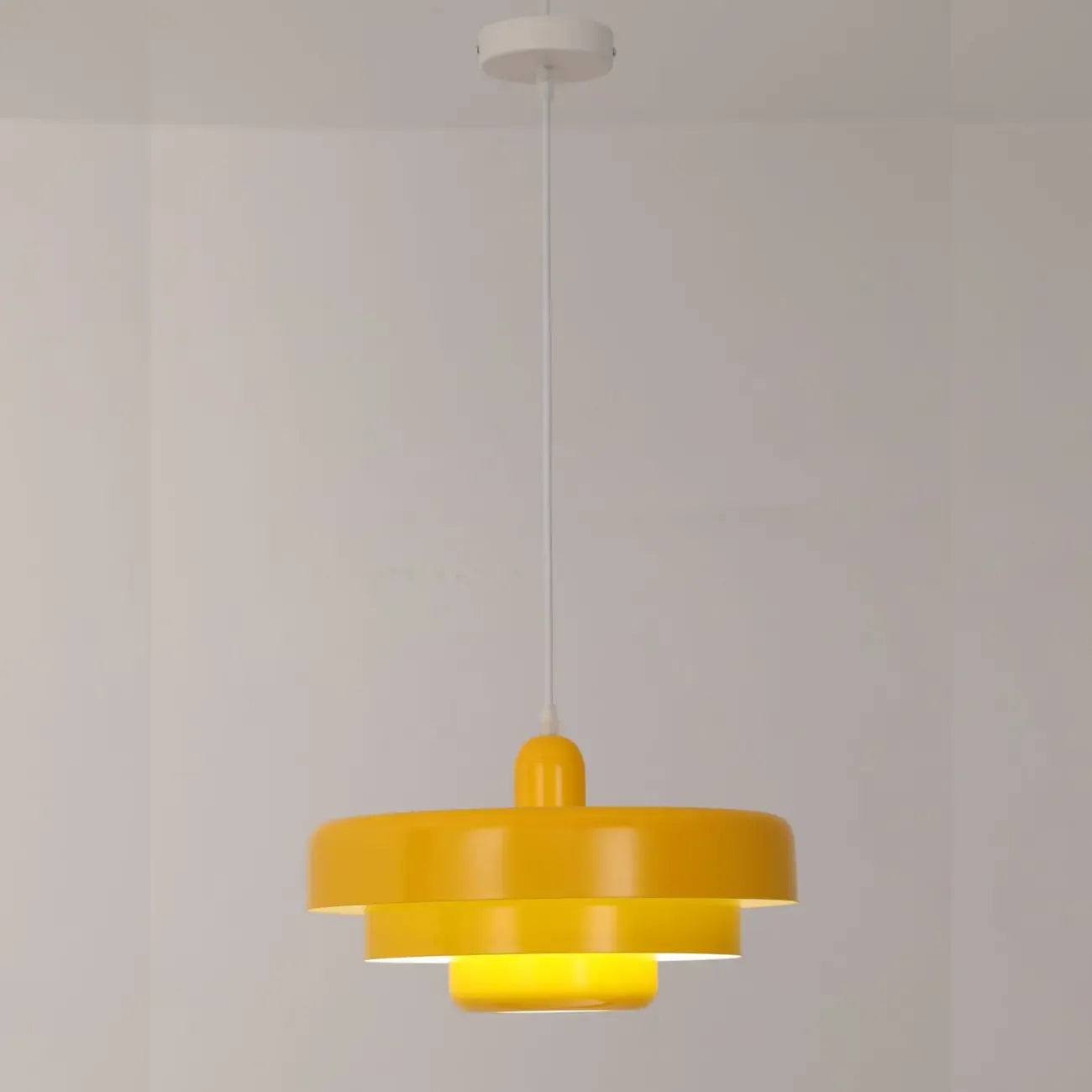 Suspension design en fer blanc à étages pour salon