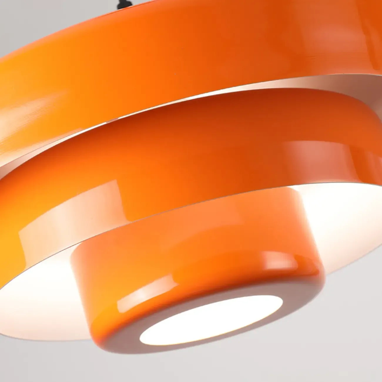 Suspension design en fer blanc à étages pour salon