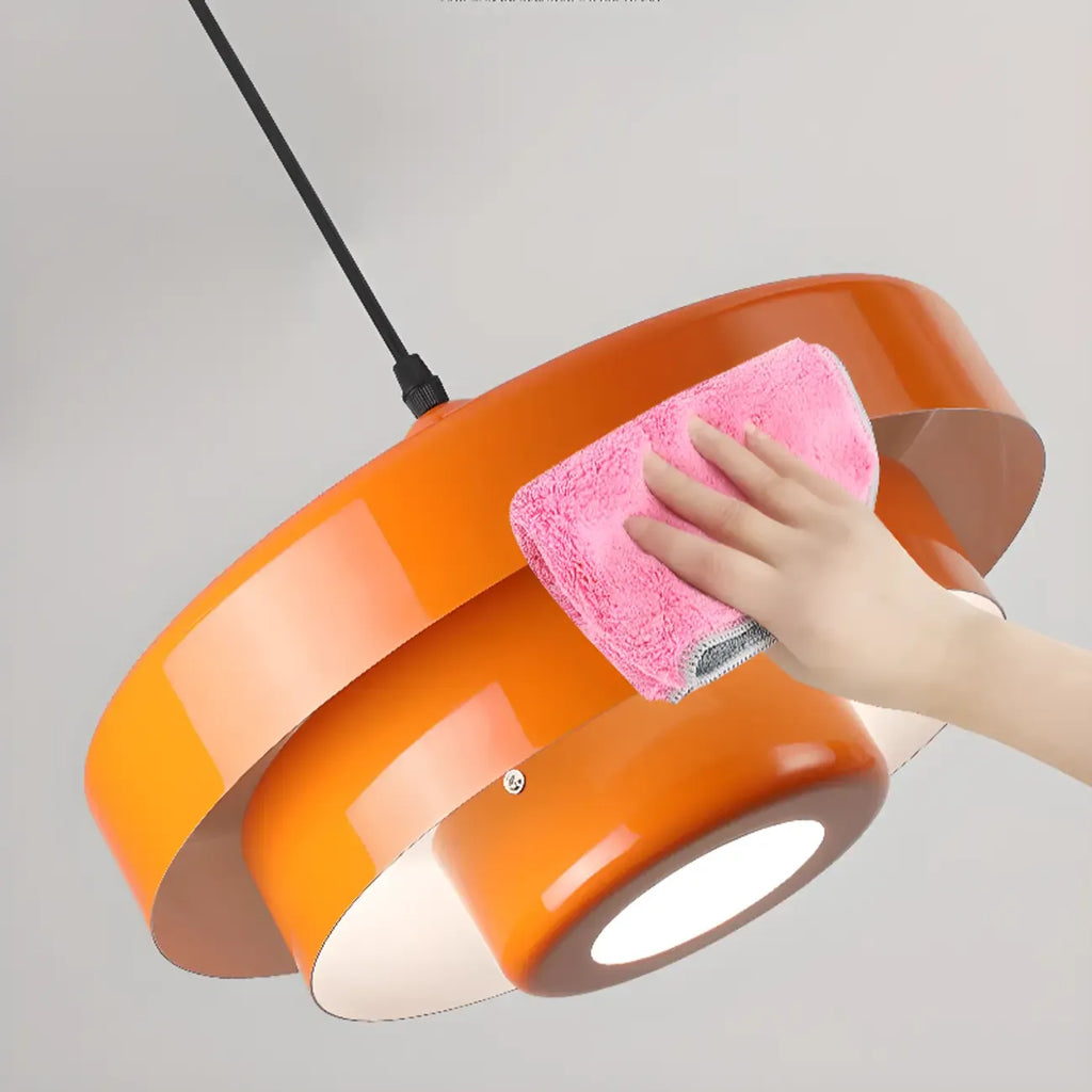 Suspension design en fer blanc à étages pour salon